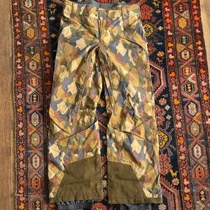Patagonia Men’s Camouflage Patterned ski Pants
